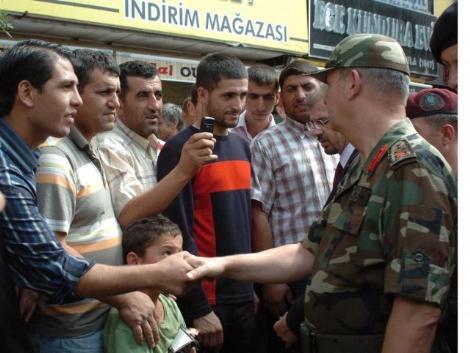 Genelkurmay Başkanı Orgeneral İlker Başbuğ, Van'ın Cumhuriyet Caddesi'nde vatandaşların sevgi gösterileriyle karşılandı.