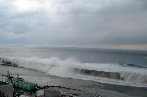 Binlerce kişinin öldüğü ya da kaybolduğu, Japon ekonomisini resesyona sürükleyen deprem ve tsunami felaket sonrasında, Fukuşima santralinde başlayan radyasyon sızıntısını durdurma çalışmaları sürüyor.