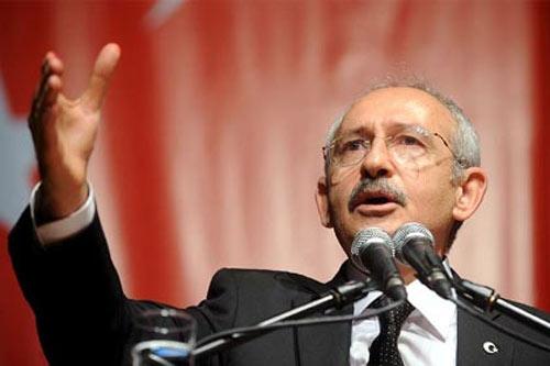 <b>KEMAL KILI&Ccedil;DAROĞLU (CHP):</b> 'Kaset' olayıyla başlayan ve Deniz Baykal'ın 'CHP Genel Başkanlığı'ndan istifasına kadar uzanan tartışmalar, 'Gandi'nin &ouml;n&uuml;n&uuml; a&ccedil;tı. Referandumda lider olarak ilk sandık deneyimini yaşayan Kılı&ccedil;daroğlu, bu yıl da ilk genel se&ccedil;im tecr&uuml;besini yaşayacak.