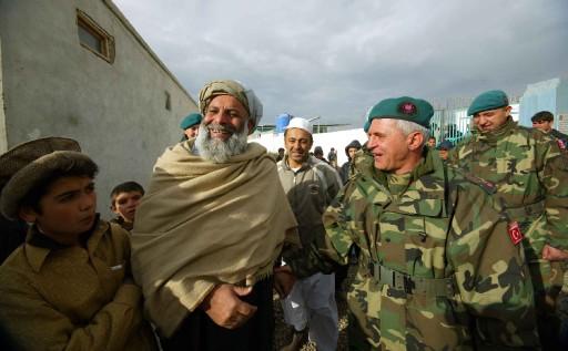 Görev yaptığı Afganistan'da geçirdiği trafik kazasında şehit olan Kurmay Albay Faruk Sungur'un ölümünün duyulmasının ardından çok sayıda Afgan vatandaşı, Mehmetçiklere taziyede bulunarak, gözyaşı döküyor.