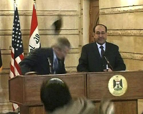 El Bağdadi televizyonu muhabiri Muntasar El Zeydi, Irak'a sürpriz bir ziyarette bulunan ABD Başkanı Bush'a basın toplantısı sırasında ayakkabılarını fırlattı.