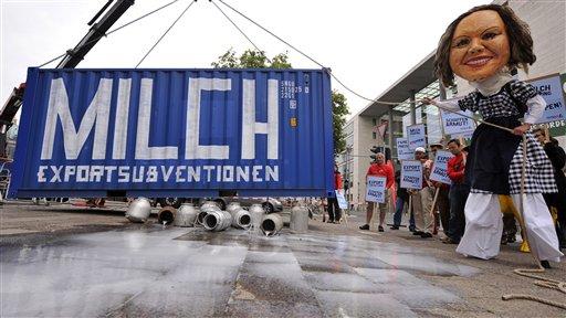 Belçika'da süt fiyatları pahalı olduğu için isyan eden vatandaşlar eylem yaptı. Üreticilerin eylemleri renkli görüntülere sahne olurken gece alevli gösteriler gündeme geldi.