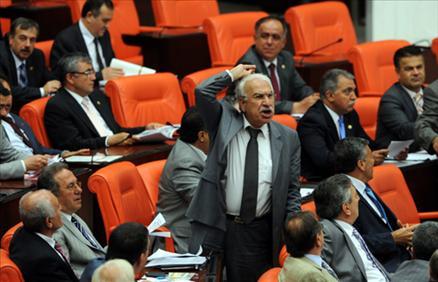 Muhalefetin karşı çıkarak görüşmelerini engellediği ve üzerindeki müzakerelere 12 Mayısta başlanan Suriye sınırındaki mayınların temizlenmesini öngören yasa tasarısı, TBMM Genel Kurulunda kabul edilerek yasalaştı.