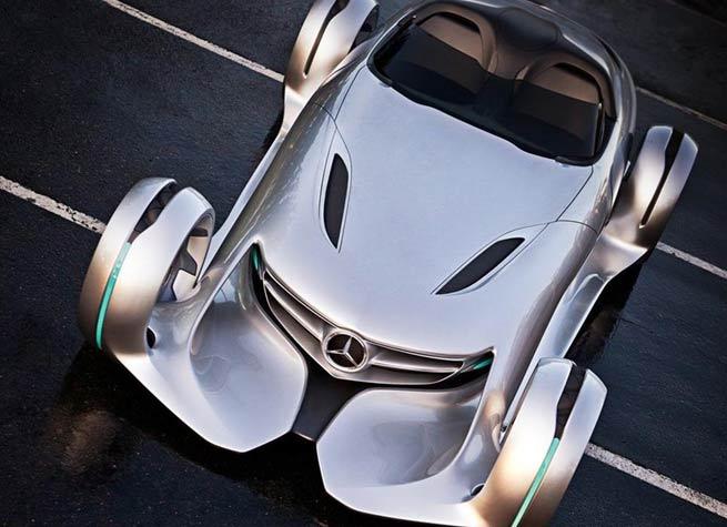 Hans05 ve Franz02 adındaki iki kaza testi mankeni çok sevdikleri Mercedes Silver Arrowu kurtarmak için kötü kalpli Dr.Crash-Barriera meydan okuyor.