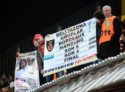 G.Saray-Hambur maçında Ali Sami Yen tartihi günlerinden birini daha yaşarken protokol tribününde ağı isimler vardı.