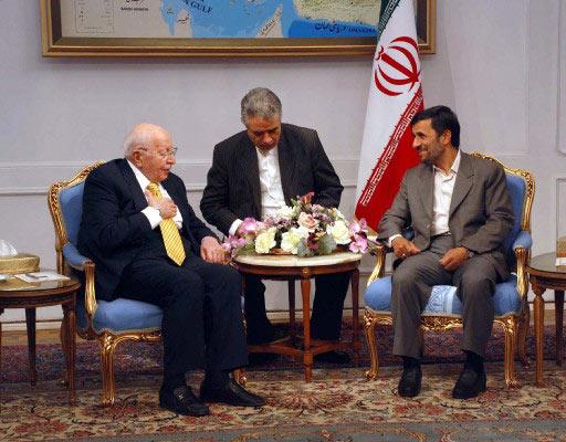 Siyasi yasağının kalmasından sonra Saadet Partisi'nde çalışmlara başlayan eski Başbakanlardan Erbakan, İran Cumhurbaşkanı Ahmedinejad ile görüştü.