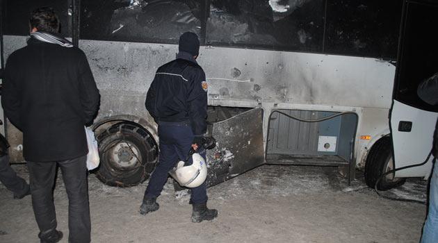 Hakkari'de dün akşam polisleri taşıyan servis aracına yönelik yapılan bombalı saldırının şiddeti gün ağarınca ortaya çıktı. Fotoğraf kareleri dehşetin boyutlarını gözler önüne serdi.
