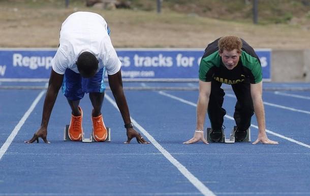 Prens Harry ile Bolt, Jamiaka'nın başkenti Kingston'daki West Indies Üniversitesi Stadyumu'nda ''Şaka amaçlı'' yarışa başlamak için start çizgisinde yan yana geldi.