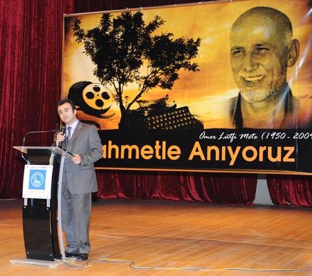 Bağlarbaşı Kültür Merkezinin tıklım tıklım dolduğu gecede, programı Yusuf Özkan Özburun sundu...