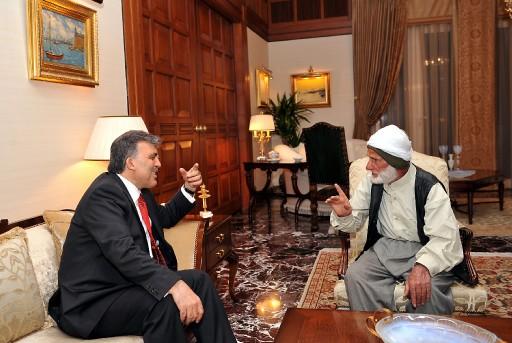 Cumhurbaşkanı Abdullah Gül, kendisiyle görüşmek için Malatya'dan yürüyerek yola çıkan 68 yaşındaki Sami Karaaslan'ı, ağırlardı. Karaaslan 'Mekke'ye Hac için yaya gittim. Ankara ne ki?' dedi.