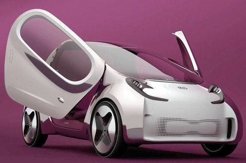 Volkswagen, fütüristik tasarımlar konusunda sürekli yarışmalar yapıyor, projeler düzenliyor. Mesela Volkswagen 2028 projesi için yapılan filmde gelecekte bir baba oğulu ve kullandıkları otomobili izliyorsunuz... Volkswagen o tanıtım filminde tamamen yeşil araçlardan ve yemyeşil bir dünyadan bahsediyor. Belki de gelecek gerçekten de metal grisi değildir, ne dersiniz?