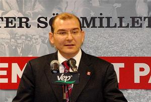 SÜLEYMAN SOYLU (DP): Orada Türkiye Cumhuriyeti'nin Başbakanı'na değil büyükelçisine bile yüksek sesle konuşulması benim ağırıma gider. Başbakan'ın ortaya koyduğu tavır belki biraz gönlümüzü hoş etmiştir. Ama mantığımız aynı paralelde değildir.