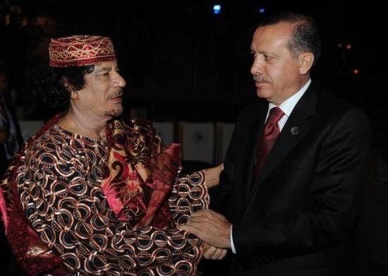 G-8 toplantısı, liderlerin aile fotoğrafı çektirmelerinin ardından İtalya Başbakanı Berlusconi'nin düzenlediği bir basın toplantısıyla sona erdi. Zirveye liderlerin çapkın bakışları damga vurdu.