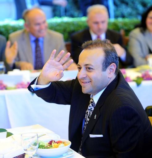 Büyükada'da azınlık cemaatlerin liderleri ile buluşan Başbakan Erdoğan, "Demokratik açılımın mücadelesini, kavgasını veriyoruz, eğer birilerinin ağzına bakacak olsak, bu adımı atmamız mümkün değil'' dedi.