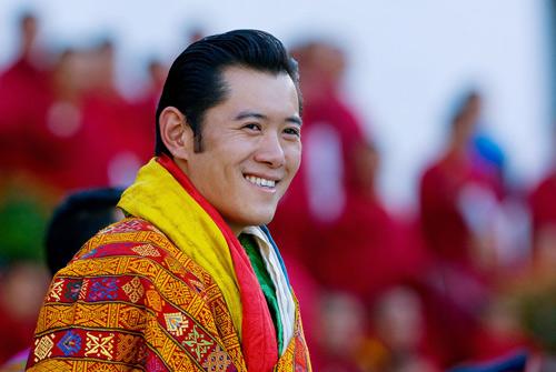 <p><strong><span style="color: #ff0000;"><span style="text-decoration: underline;">Toprak ağası:</span> <span style="color: #000000;">Jigme Khesar Namgyel Wangchuck</span>       <span style="color: #000000;"> </span>               <br /><span style="text-decoration: underline;"><span style="color: #000000;"><br /></span>Statüsü:</span><span style="color: #000000;">         Bhutan Kralı            <br /></span><br /><span style="text-decoration: underline;">Toprakları:</span><span style="color: #000000;">     Bhutan Krallığı toprakları     <br /><br /></span><span style="text-decoration: underline;">Kaç hektar?</span>    <span style="color: #000000;">3.836.161</span></span></strong></p>