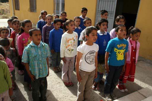 Bilge köyünde, 25'i ilk, 15'i ana sınıfı olmak üzere toplam 40 öğrenciye karneleri dağıtıldı. Karne almanın sevincini anne ve babalarıyla paylaşamayan çocuklar mezarlığa koştu.