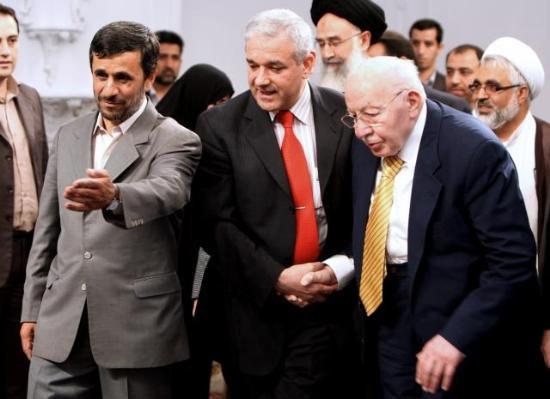 Siyasi yasağının kalmasından sonra Saadet Partisi'nde çalışmlara başlayan eski Başbakanlardan Erbakan, İran Cumhurbaşkanı Ahmedinejad ile görüştü.