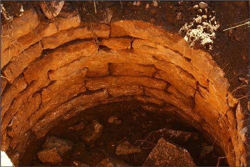 Mardin Kültür ve Turizm Müdürü Davut Beliktay, Artuklu Üniversitesi kampüs alanı ve çevresinde daha önce orta çağa ve Paralotik döneme ait tarihi yapıların ve kalıntıların bulunduğunu hatırlatarak, " Ancak Mardin Artuklu Üniversitesi kampüs alanı içinde, diğer buluntulardan daha büyük önem arz eden, Paleolitik döneme ait yapılar ve kalıntılar bulunmuştur. Yaşı 10 bin ile 100 bin yıl arasında değişebilecek yapılar söz konusu