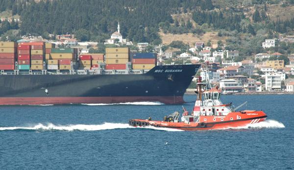 Yunanistan'ın Pire Limanı'ndan İstanbul Ambarlı Limanı'na giden 337 metre uzunluğunda, 107 bin 849 groston ağırlığındaki Panama bandıralı "MSC Susanna" adlı dev konteynır gemisi, sabah saat 09.30 sıralarında Ege Denizi'nden Çanakkale Boğazına giriş yaptı.