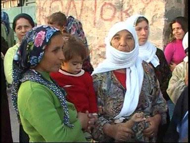 PKK'lıların Mahmur'dan ayrılışı esnasında kampda bulunanlar uğurlama töreni düzenledi...