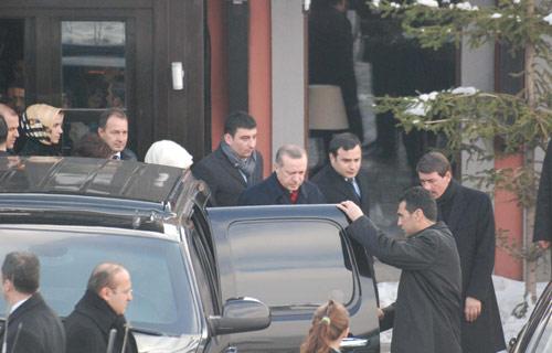 Başbakan Recep Tayyip Erdoğan, Yunanistan Başbakanı Yorgo Papandreu ile bir araya geldi. Planlanandan uzun süre görüşme nedeniyle Başbakan Erdoğan, Cuma namazına gidemedi.