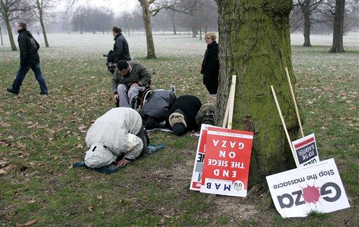 ZALİMİN VE MAZLUMUN DUASI... Amerika'da bir eylemci Gazze'ye destek için eylem yaparken namaz kılarak dua etmeyi ihmal etmiyor..