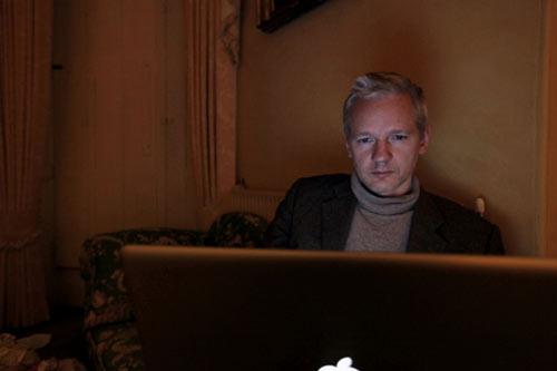 Newsweek dergisi, 2010'a damgasını vuran internet sitesi WikiLeaks'in kurucusu Julian Assange'ın Noel tatiline ilişkin fotoğraflarını yayınladı. Elindeki kozlarıyla dünyaya meydan okuyan adamın ayağındaki yırtık çorabı ve duvarda asılı bağlaması dikkat çekti.