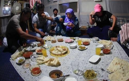 İşte mavisiz, kumsalsız, şaaşasız Bodrum'dan insan manzaraları...