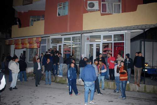 İzmir Bornova'da yaklaşık 150 kişilik grup, işyerleri ve araçlara saldırdı. Göstericiler tarafından bazı işyerlerine ve park halindeki araçlara molotof ve taşlı saldırı düzenlenirken, göstericilerle mahalle sakinleri arasında taşlı sopalı kavga çıktı.