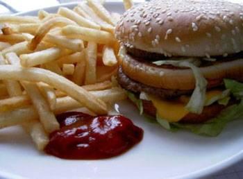 Fast food yemeyin
Modern çağın yiyeceği olarak kabul edilen hamburger, patates kızartması gibi fast food tarzı yiyecekleri yememelisiniz. Bunlardan uzak kalırsanız daha kolay kilo verirsiniz.