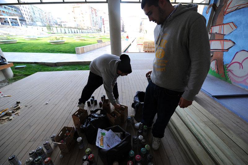 Güngören'de doğan Çelik ve Erdem, henüz 12 yaşındayken ilçede bir duvarda gördükleri graffitiye kayıtsız kalamayarak, rengarenk sprey boyalarla duvarları boyadı. O günden beri de yapmayı en iyi bildikleri işi, yani graffiti yapıyorlar.'