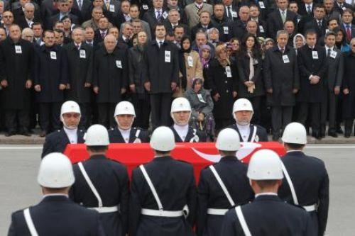 AK Parti Ordu Milletvekili Harun Çakırın TBMMdeki cenaze töreninde ayakta zorlukla durabilen annesi Fatma Çakır, bir sandalyeye oturtuldu. Çakırın Oğlum diye ağlaması herkesi duygulandırdı.