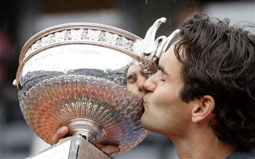 Roland Garros'u hiç kazanamamış 13 Grand Slam şampiyonu Roger Federer, hayatının en büyük hayalini gerçekleştirip daha önce 3 kez finalde Nadal'a yenildiği Fransa Açık'ta şampiyon oldu...