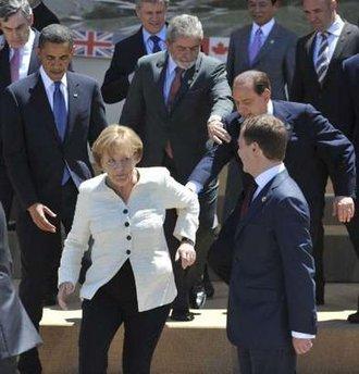 G-8 toplantısı, liderlerin aile fotoğrafı çektirmelerinin ardından İtalya Başbakanı Berlusconi'nin düzenlediği bir basın toplantısıyla sona erdi. Zirveye liderlerin çapkın bakışları damga vurdu.