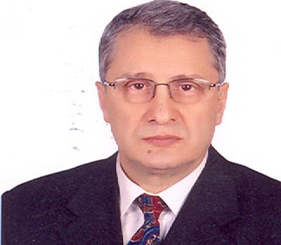 İhracatı koruyalım ama ithalatı da öldürmeyelim<br>
<br><strong> MEHMET GÜNEY / TEKNİK HIRDAVAT MESLEK KOMİTESİ:</strong>Çok yakında kıdem tazminatı kanunu çıkacak; gazetelerden öyle görüyoruz. Bu konuda çalışmaları için önce Odamıza teşekkür edelim diyoruz.
Kayıtsız çalışmada maalesef senelerdir konuşuyoruz ama biraz gecikmeleri oynuyoruz. Hiçbir adım ileri gidemedik, yine eski hamam, eski tas devam ediyor. Burada yapılacak tek bir şey var ama onu da bürokratlarımız kabul etmiyor.
Yapılacak en önemli şey, esnafların bütün masraflarını masraf olarak kabul etmektir. Çocuklarının okul parasını, hastane parasını
masraf olarak kabul etmezseniz insanları vergi kaçırmaya teşvik edersiniz ve kaçıranı da haklı çıkarırsınız. Bu masrafları kabul edip, bir de bu konuda kolaylaştırma yapmamız lazım. Vergi oranları da düşürülmeli.
Bizim el aletlerine bir fon geldi. İthalatta kilosuna 20 dolar. İhracatı korumak için elimizden gelen her şeyi yapalım. Ama ithalatı da öldürmeyelim. İthalatçılar da esnaftır. İthalatçıları da ihracata teşvik edelim. Bir de bunu yaparken kaçağı da teşvik etmeyelim. Bu dengeyi eğer kaçırırsak, neticede alacağımız sonuçta ithalatçı da, üretici de zarar görür. Kaçakçılar da çok memnun olurlar ve işlerini yaparlar. Türkiyede cari açığa en çok sebep olan enerjidir. Bu konunun üzerine de dikkatli gidilmesi, teşvikler verilmesi lazım.