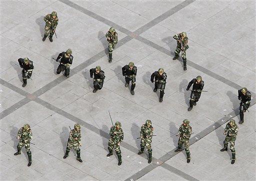 Asya'nın kanayan yarası doğu türkistan'da Uygurlar Çin asker ve polislerinin kuşatma ve gövde gösterisi altında yaşantılarını sürdürmeye çalışııyor
