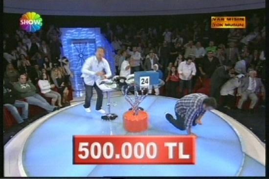 Sonunda beklenen oldu... Show TVde Acun Ilıcalının sunduğu Var mısın yok musun yarışmasında bir yarışmacı 128 milyarı reddedek kutuya gitti ve 500 milyarı kazandı.