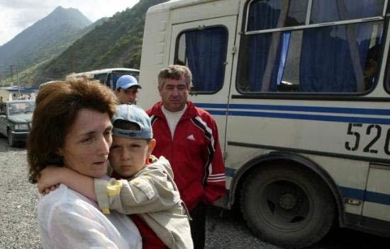 Tarih 5 Ağustos. Kafkaslar yine barut fıçısı. Olan yine çocuklara oluyor. Yüzlerce aile çocuklarını güvenli bölgeye gönderiyor.