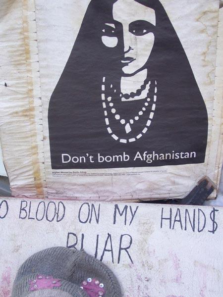 İngiliz Hükümeti'nin baş edemediği protestocu Brian Haw çadırın yanına diktiği Filistin ve Irak bayraklarıyla kendi deyimiyle diktatörlüğe karşı mücadele ediyor.
