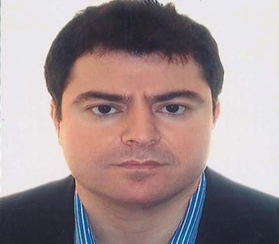 90 parçadan oluşan bu araç Türkiye ekonomisini taşıyor<br>
<br><strong>ERGUN KONT / BİLGİSAYAR YAZILIM VE BÜRO MAKİNALARI MESLEK KOMİTESİ: </strong> Benim genel anlamda bir önerim olacak. Biz özellikle ekonomik konularda, ülkenin gelişiminde ve ticari konularda, 90 komitemizle faaliyet içerisinde olan bir Odayız. Ama parçaları çok konuşuyoruz. Yani her komitenin sıkıntıları, çözüm önerileri var. Bu parçaların içerisinde zaman zaman bütüne bakma gibi bir imkân olmuyor. Bütüne baktığımız zaman, Odanın çalışması, sistematiği, modeli belki aslında o parçaların doğru çalışmasına, oradaki fikirlerin, emeklerin bir karşılık bulmasına sebep olacak en önemli unsur. Çok büyük bir Odayız, komiteler çok değerli, sektörü temsil eden başarılı isimlerden oluşuyor. Bu noktada acaba bir problemimiz var mı? Odamızı 90 parçadan oluşan bir araç olarak düşündüğümüzde, bunun genel bir tasarımının olması lazım. Bu genel tasarımda problem varsa, parçalarda ve diğer çalışan birimlerde, maalesef üretilenler, çoğu zaman karşılık bulmama gibi bir riskle karşı karşıyalar. Bu noktada özellikle komite başkanlarına yetki verilmesi, komite başkanlığının daha cazip bir görev olması için birtakım adımlar atılmalı. Komite başkanına böyle bir statü verilmesi noktasında bir çalışma yapılmasının sektörlerin temsili ve motivasyonu açısından çok faydalı olacağını düşünüyorum. Bu araç, Türkiye ekonomisini, İstanbul ekonomisini taşıyor. Yani parçaların ötesinde, bütünün tekrar ele alınması, işleyişinin daha fonksiyonel olması adına, organizasyonun tekrar gözden geçirilmesi lazım.