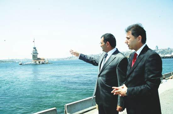 "Avrupa Kültür Başkenti İstanbul 2010a hazırlanıyor. Dünyada İstanbul, İstanbulda da Üsküdar konuşulacak." diyen Üsküdar Belediye Başkanı Mustafa Kara, şu anda şantiyeye dönen ilçesini gelecekte neler beklediğini ve projelerini anlattı...