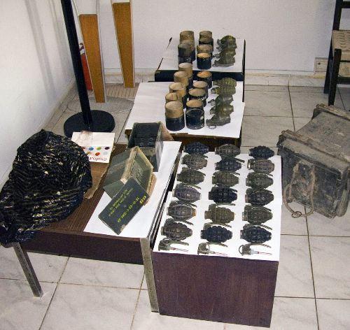 Ergenekon sürecini başlatan el bombalarının görüntüsü ortaya çıktı. 12 Haziran 2007'de Ümraniye'de ele geçitilen bombalar titizlikle kayada geçirilmiş...