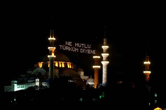 Süleymaniye Camii'ne asılan 'Ne Mutlu Türküm Diyene', Eyüp Sultan Camii'ne asılan 'Önce Vatan', Sultanahmet Camii'ne asılan 'Ordumuza Şükran Borçluyuz', Yeni Cami'ye asılan 'Milli Birlik Esastır' yazılı ibareler, dün geceye kadar ışıklandırıldı.