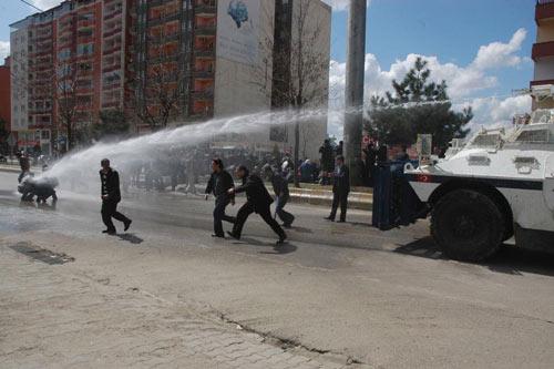 BDP Batman Milletvekili Bengi Yıldız, yol ortasında yaptığı oturma eylemi esnasında yanından geçen sivil bir polis memuruna şemsiye ile saldırdı, akabinde aracı tekmeledi. Yıldız güçlükle zaptedildi.