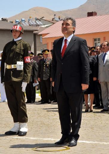 Cumhurbaşkanı Abdullah Gül, Bitlis'in düşman işgalinden kurtuluşunun 93. yıl dönümü dolayısıyla düzenlenen törenlere katılmak üzere geldiği şehirde sevgi selinin ortasında kaldı