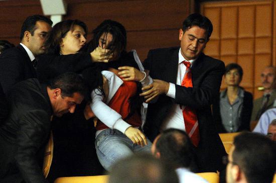 Demokrakik açılım görüşmelerinin yapıldığı TBMM Genel Kurulda, CHP lideri Baykal'ın konuşmasını tamamlamasının ardından izleyici localarında bulunan bazı kişiler slogan atarak eylem yapmaya kalkınca gözaltına alındı. Protestocular CHP'li vekille bağlantıl