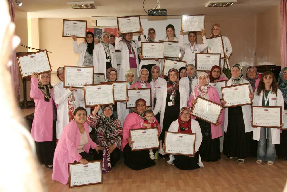 Projede eğitmenlerinden Erzincan Üniversitesi Öğretim Görevlisi Yrd. Doç. Dr. İlyas Karabıyık ile kursiyerlerden Ayşe Önder projeyle ilgili duygularını aktardıktan sonra 8 aydır eğitim gören ve staj yapan 60 kursiyere sertifikaları protokol üyeleri tarafından verildi.