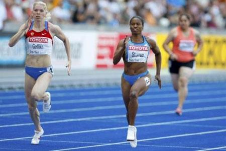 Dünya Atletizm Şampiyonası'na dün, 100 metrede 9.58'luk süresiyle rekor kıran Usain Bolt damgasını vurdu. Ama pistinde boy gösteren 95.5 kiloluk kadın atletin azmi en az Bolt kadar konuşuldu.