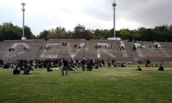ODTÜ STADYUM
İyi müzik garanti

ODTÜ Stadyumu Ankaralılar için önemli bir konser mekanı. Bugüne kadar onlarca yerli yabancı sanatçı ağırlayan stadyumda 15 bin kişi konser izleyebiliyor. ODTÜnün aynı zamanda spor müsabakalarına ev sahipliği yapan bu stadının tribünlerine devrim sözcüğü yazılıdır. Dolayısıyla burada konser verecek sanatçıların kendi deyimleriyle bu ODTÜ ruhuna uyan kişiler olmasına özen gösterilir. ODTÜ stadındaki konserlerde coşku ve iyi müzik garantidir.