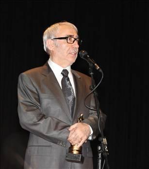 Şener Şen adının ağırlığı altında kalmam

- Şener Şen Türk sinemasında özel bir yerde durur ya hep; bunun size zaman zaman ağır geldiği, usta oyuncu olmanın ağırlığını hissettiğiniz olur mu hiç?
- Dışarıya böyle yansıyorsa ben bir şey yapamam ama benim hayata bakışım öyle değil. Yani böyle yüklenen anlamlar, fazla büyütmeler falan beni çok ilgilendirmez açıkçası. Hayatta yaptığım işten mutlu olmak diye bir kaygım var, bütün mesele budur. Neticede insanız; değişik işler yapıyoruz, ben de bunu biraz becerebilen insanlardan biriyim. Öyle Şener Şen adı da beni çok ilgilendirmiyor! Ya tabii ilgilendiriyor ama bunun ağırlığı altında kalmam. O zaman herkes kendine olağanüstü duygular yükleyebilir. Yani iyi bir köşe yazarı da kendini vazgeçilmez zannedebilir mesela!